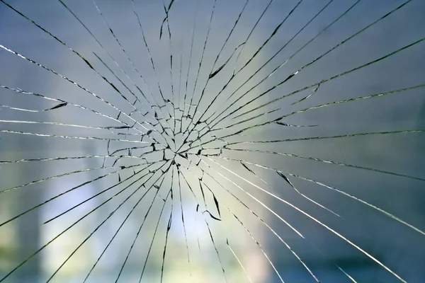 Разбитое стекло на окне — стоковое фото
