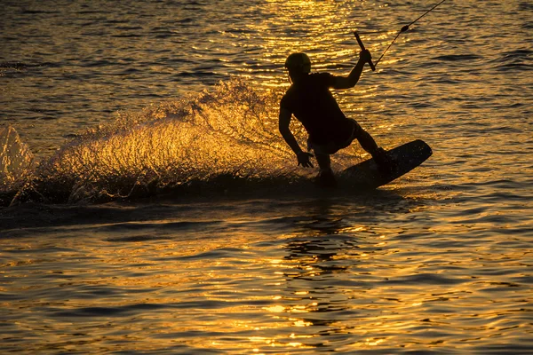 Silueta Wakeboarder v akci na západ slunce — Stock fotografie