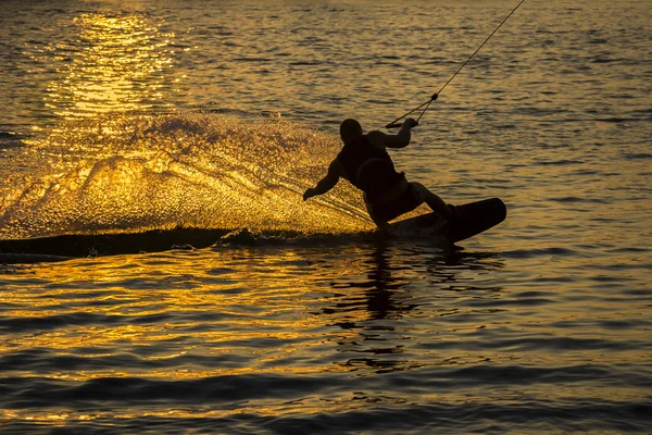 Silhouette-Wakeboarder im Einsatz bei Sonnenuntergang — Stockfoto