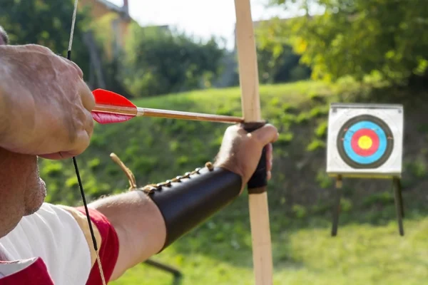 Panah abad pertengahan menembak pada target — Stok Foto