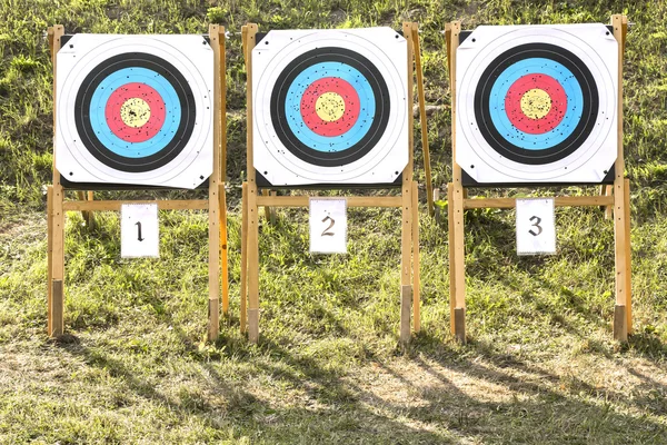 Üç kağıt okçuluk hedeflerin ahşap standlar 