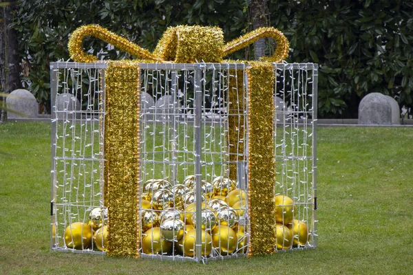 Kerstversiering Als Geschenkdoosjes Met Kerstballen Een Stadspark — Stockfoto