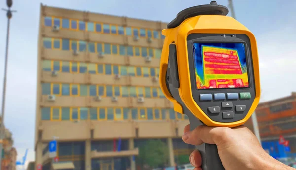 Grabación Pérdida Calor Fuera Del Edificio Usando Cámara Térmica Infrarroja — Foto de Stock