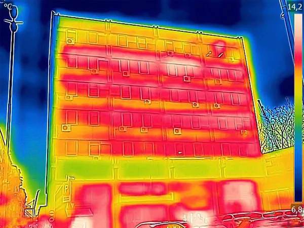 Wärmeverlust Außerhalb Des Gebäudes Mit Infrarot Wärmebildkamera Erkennen — Stockfoto