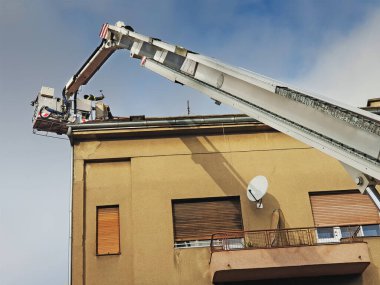 Zagreb depreminden sonra itfaiyeciler bacayı onarıyor