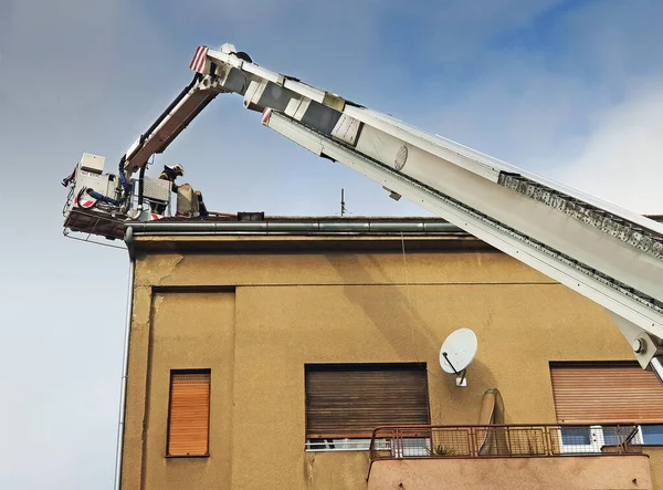 Strażacy Naprawiają Komin Trzęsieniu Ziemi Zagrzebiu — Zdjęcie stockowe