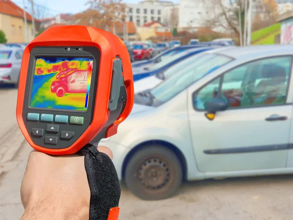 Grabación Con Cámara Térmica Mostrando Coches Estacionados Aparcamiento Ciudad Mucho —  Fotos de Stock