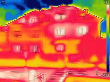 Kızıl ötesi termodinamik görüntü House 'da termal yalıtım eksikliği gösteriyor.