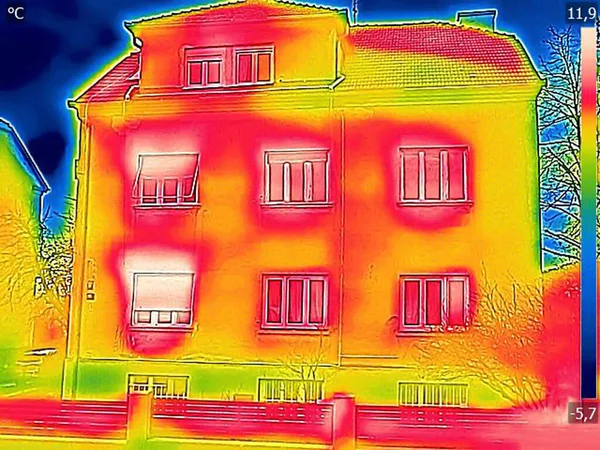 Immagine Termovisione Infrarossi Che Mostra Mancanza Isolamento Termico Sulla Casa — Foto Stock