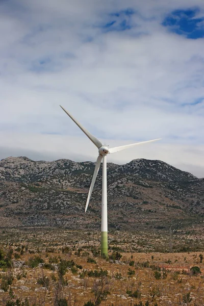 風力タービン 風力発電所 ベレビット地方のカルスト付近 クロアティの風の強い地域 — ストック写真