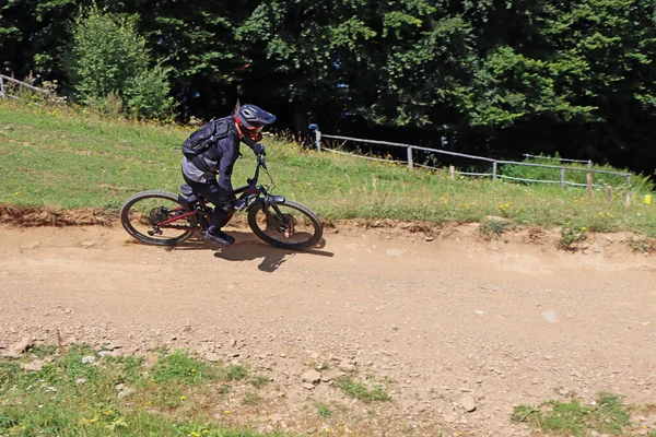 Man Mountain Bike Rides Mountain Trail — Stock Photo, Image