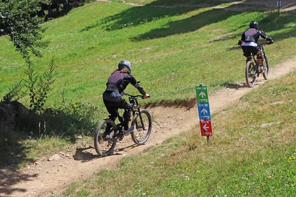 Paar Radelt Auf Mountainbike Fährt Bergpfad — Stockfoto