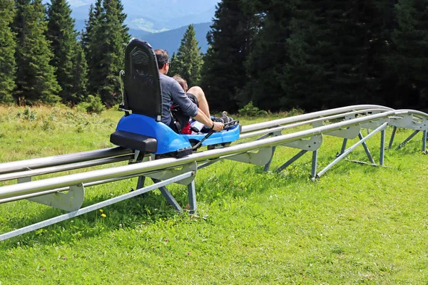 Père Fils Profitent Une Balade Montagne Russe Rogla Slovénie Images De Stock Libres De Droits