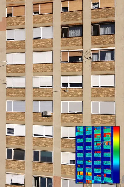 Edificio residencial con imagen de termovisión infrarroja — Foto de Stock