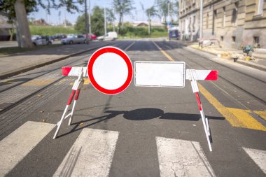 hiçbir geçen yol işareti