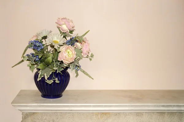 Kwiaty w wazonie niebieski — Zdjęcie stockowe