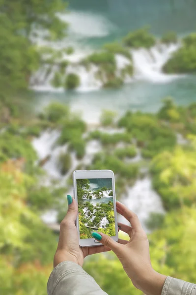 Photographing Plitvice Lakes with cellphone — Stock Photo, Image