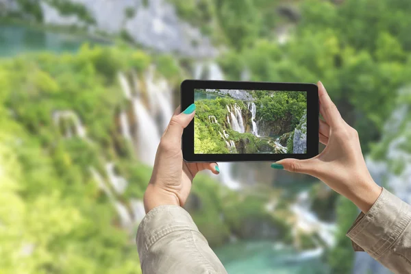 Plitvicer Seen mit Tablet fotografieren — Stockfoto