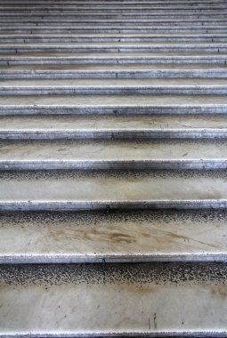 eski taş merdivenle