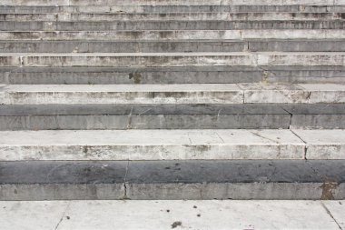 eski taş merdivenle