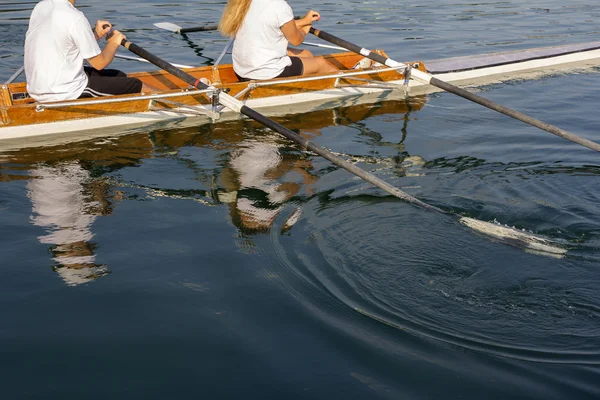 Homme et femme dans un bateau — Photo