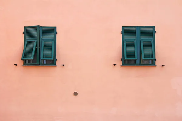 Two green windows — Stock Photo, Image