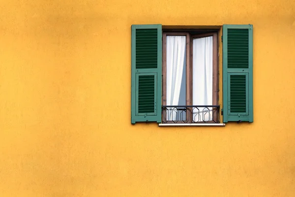 Ventana de madera verde —  Fotos de Stock