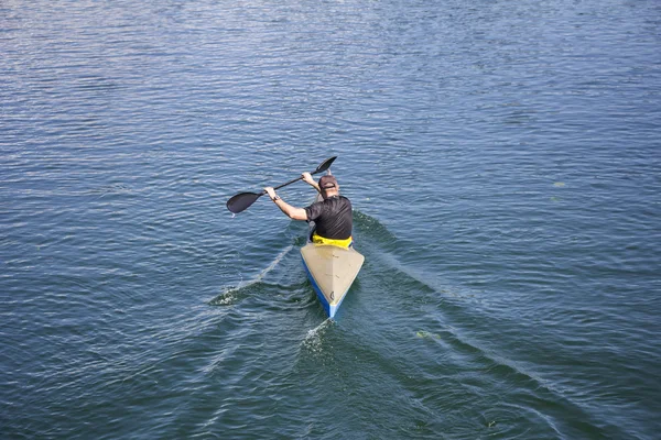 Uomo in canoa — Foto Stock