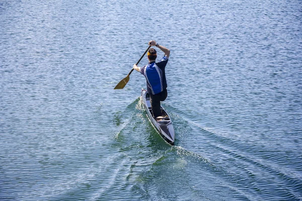 Homem remando em uma canoa — Fotografia de Stock