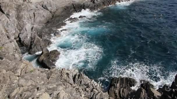 Волны бьются о скалы — стоковое видео