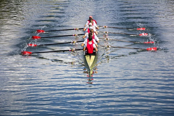 Eight men rowing — Stock Photo, Image