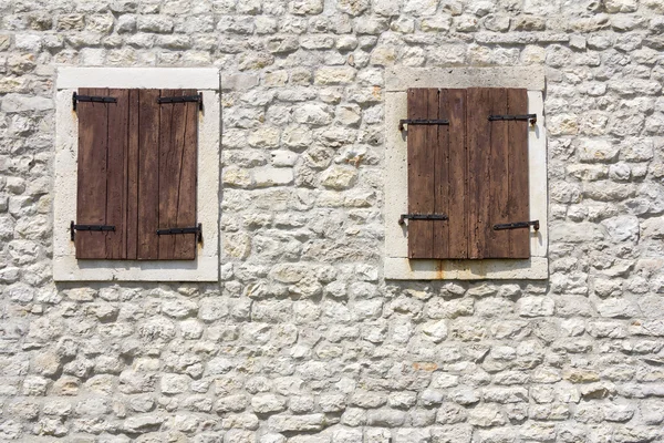 Ventanas en el viejo muro de piedra —  Fotos de Stock