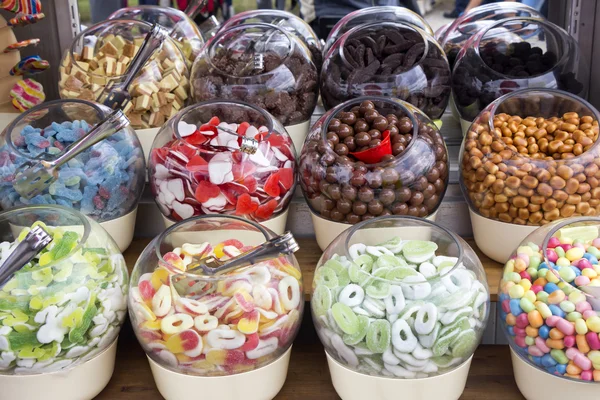 Красочные конфеты в стеклянных чашах — стоковое фото