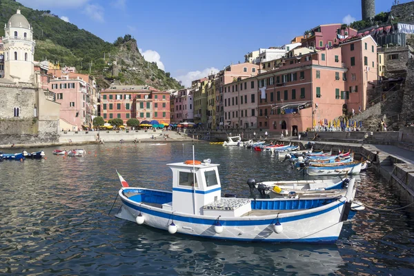 Boats in the harbor in Vernazza — Stock Photo, Image