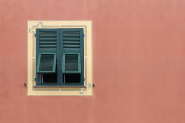 Ahşap yeşil pencere