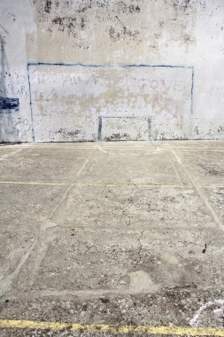 Bir duvara çizilen futbol gol