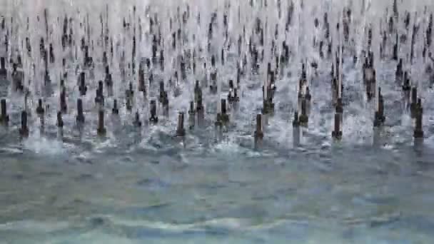 Фонтан з тече водою — стокове відео