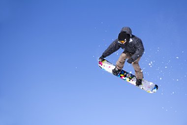 atlama snowboarder