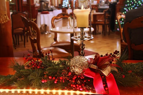 Decoración de Navidad con vela encendida — Foto de Stock