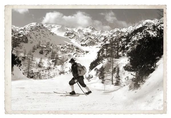 Skidåkare med vintage skidor — Stockfoto