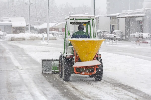 Arado de nieve quitando nieve — Foto de Stock