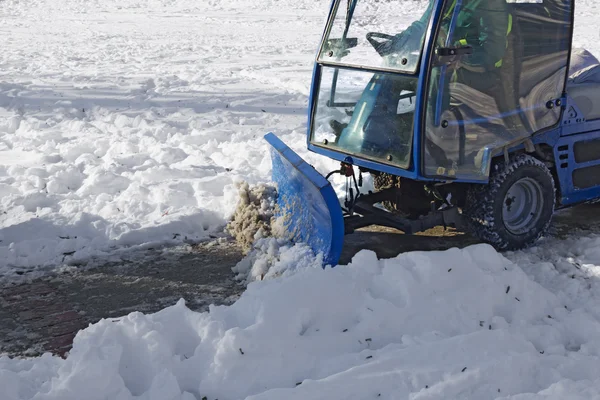 Синий снегоочиститель убирает снег — стоковое фото