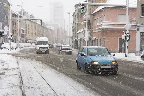 Nevado camino de invierno con coches de conducción —  Fotos de Stock