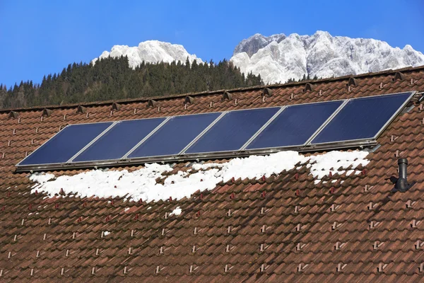 Dach mit Solarzellen — Stockfoto