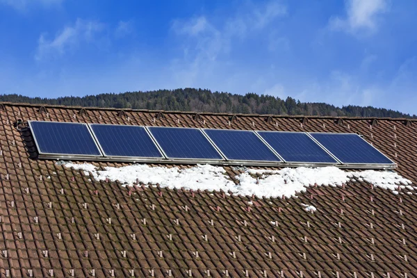 Painéis solares no telhado — Fotografia de Stock