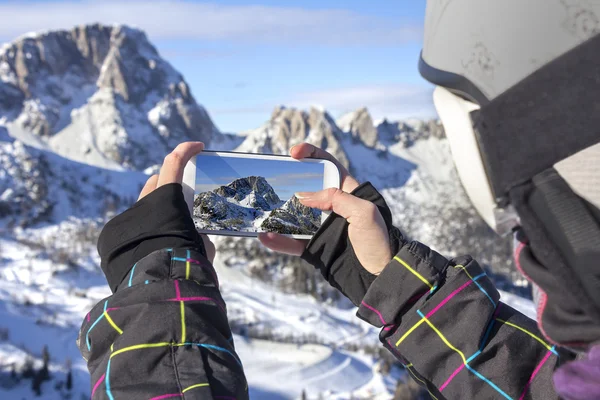 Fotografar paisagem de inverno com telefone inteligente — Fotografia de Stock