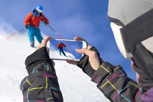Fotografoval lyžaře s mobilní telefon — Stock fotografie