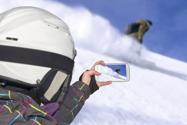 Fotógrafo snowboarder freerider nas montanhas — Fotografia de Stock