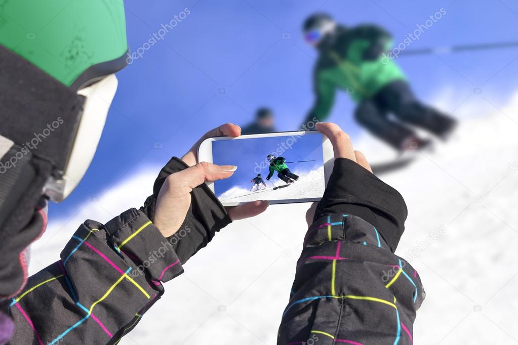 Photographed two skiers with cell phone