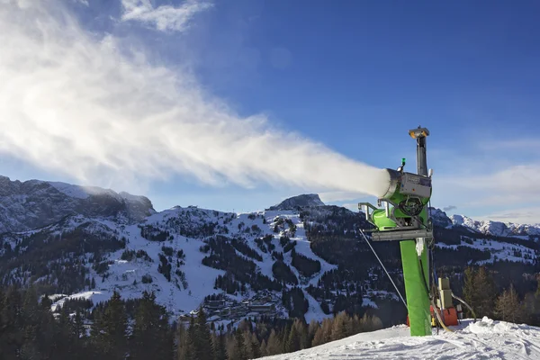 Macht Kunstschnee mit Schneeerzeuger — Stockfoto